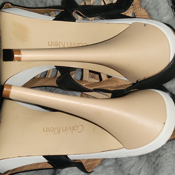 Calvin Klein (Nalo) S.10 Tan -White- Black Leather  Heels - Picture 7 of 12